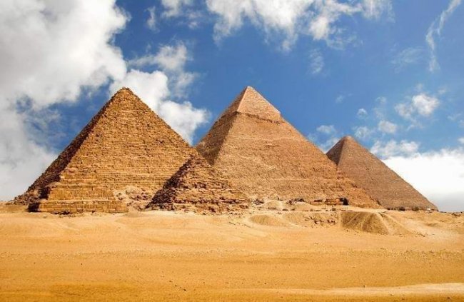 Среди Великих пирамид Гизы была уникальная четвертая (5 фото) - «Египет»