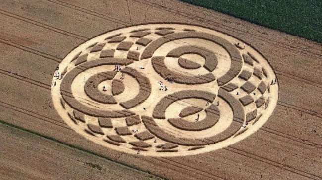 Таинственные круги на поле в Баварии привлекают тысячи посетителей (2 фото) - «Круги на полях»