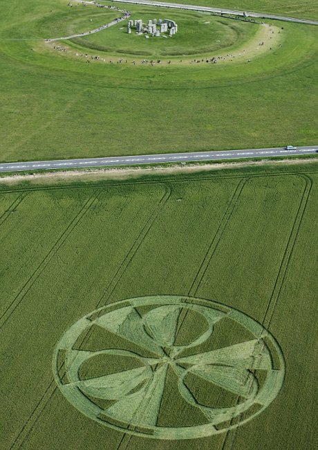 Впечатляющий круг на полях… в паре сотен метров от Стоунхенджа - «Круги на полях»