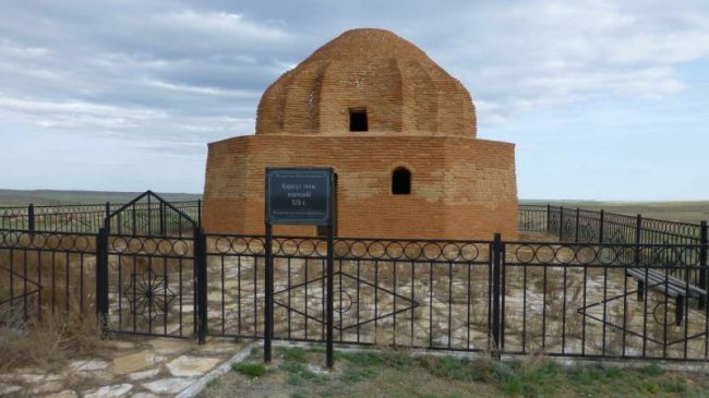 В Казахстане есть мавзолей, где покоился трехметровый воин (3 фото) - «Загадочные Сооружения»