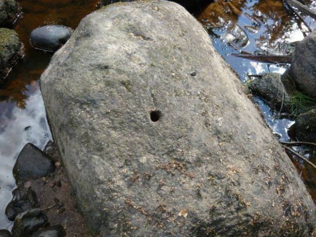 У реки Рагуша нашли валуны с необычными отверстиями (8 фото) - «Загадочные Сооружения»