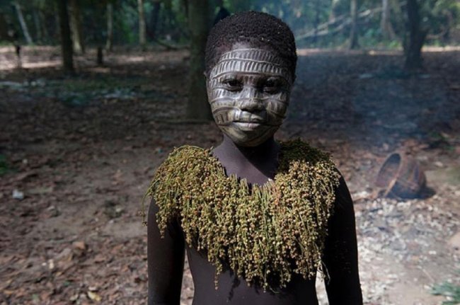Племени, прожившему вдали от цивилизации тысячи лет, грозит исчезновение (7 фото + 1 видео) - «Планета Земля»