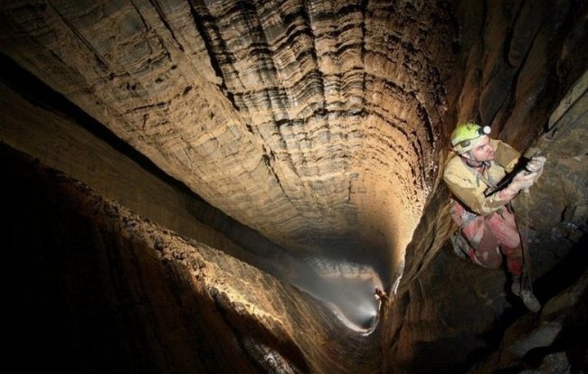 Российские спелеологи 2 недели спускались в самую глубокую пещеру мира и нашли на дне новые живые организмы (8 фото) - «Планета Земля»