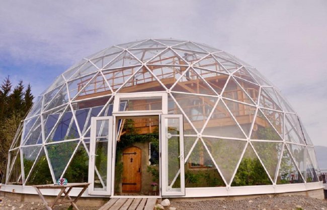 Эта семья живет за полярным кругом в доме под стеклянным куполом (12 фото) - «Планета Земля»