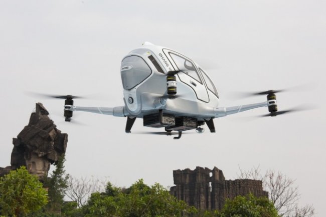 В Китае испытали летающий дрон-такси с пилотом внутри (2 фото + 2 видео) - «Новые технологии»