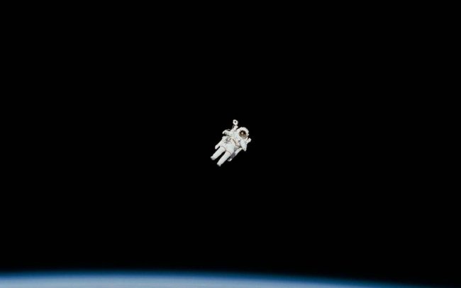 Cкафандр c кнопкой «Домой» сам вернёт космонавта на МКС - «Новые технологии»
