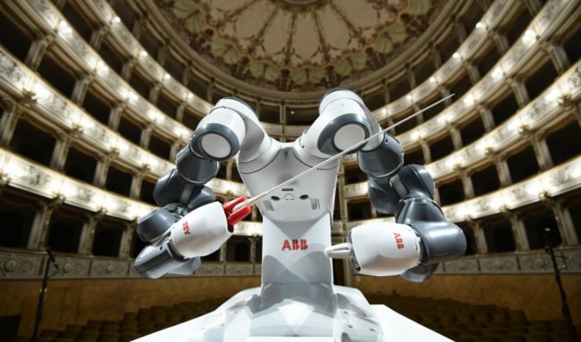 Робот исполнил роль дирижёра симфонического оркестра (3 фото) - «Новые технологии»