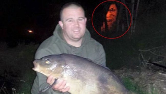Британский рыбак уверен, что на его фото попал призрак озера - «Призраки»