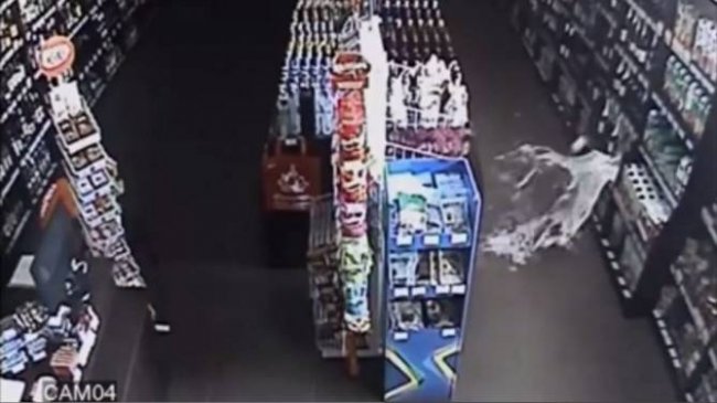 В магазине нечто в виде «туманного облачка» разбило бутылку шампанского (+Видео) - «Призраки»