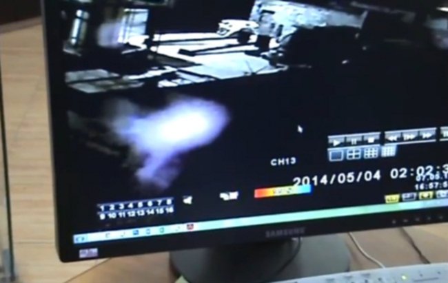 Нечто светящееся и с «ножками» попало в объектив камеры наблюдения в Торжке (1 фото+видео) - «Призраки»