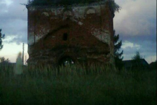 Фотограф заснял призрак девушки на фоне старой церкви. (2 фото) - «Призраки»