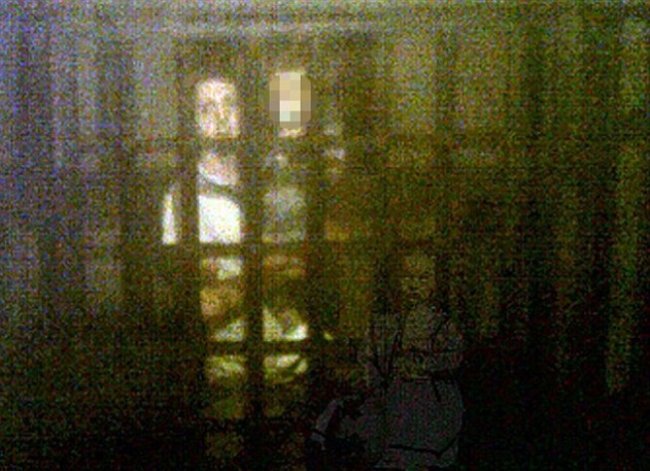 Девочка-призрак попала на фотографии посетителей музея (3 фото) - «Призраки»