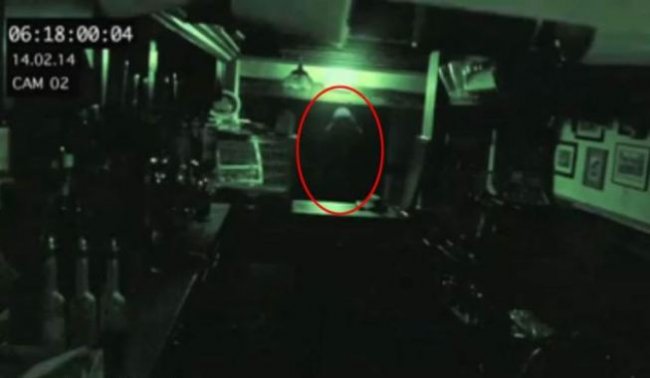 Камера наблюдения одного из старейших пабов Британии «поймала» призрака (3 фото) - «Призраки»