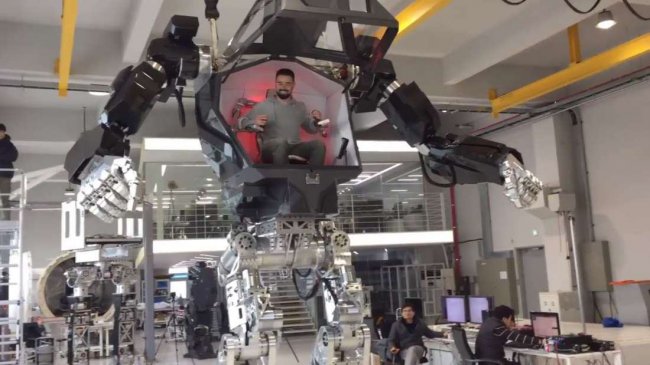 Гигантский человекоподобный робот сделал свои первые шаги (5 фото + видео) - «Новые технологии»