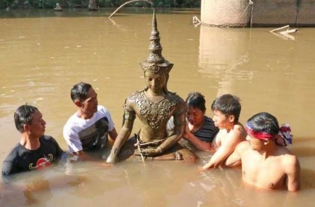 Древнюю статую Будды обнаружили на дне благодаря «мистическому свечению» (2 фото) - «Мистика»