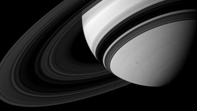 Астрономы выяснили массу одного из колец Сатурна (2 фото) - «Тайны Космоса»