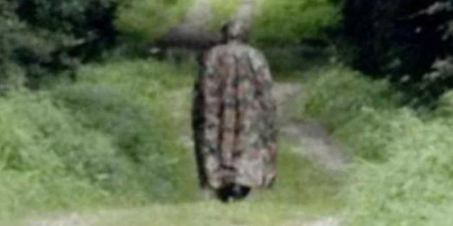 Таинственный «солдат» в противогазе 15 лет ходит по лесу в Швейцарии (4 фото) - «Призраки»