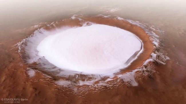 «Похоже на тарелку с молоком»: На Марсе засняли наполненный льдом кратер (2 фото) - «Тайны Космоса»