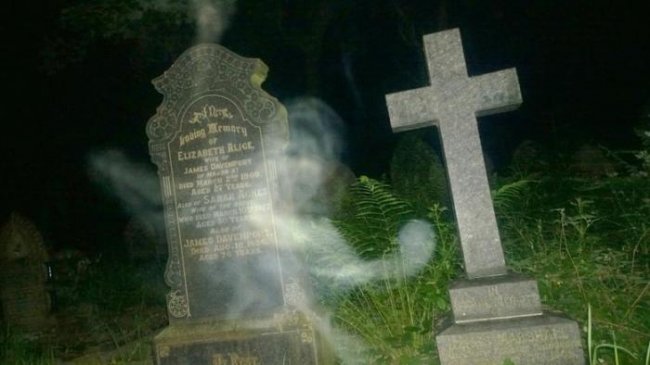 На могиле женщины засняли странную дымку, похожую на ее лицо (3 фото) - «Призраки»