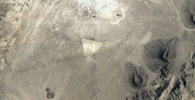 На картах Google Earth в пустыне Невады обнаружили огромный белый треугольник. Место приземления НЛО? (5 фото) - «Плато Наска»