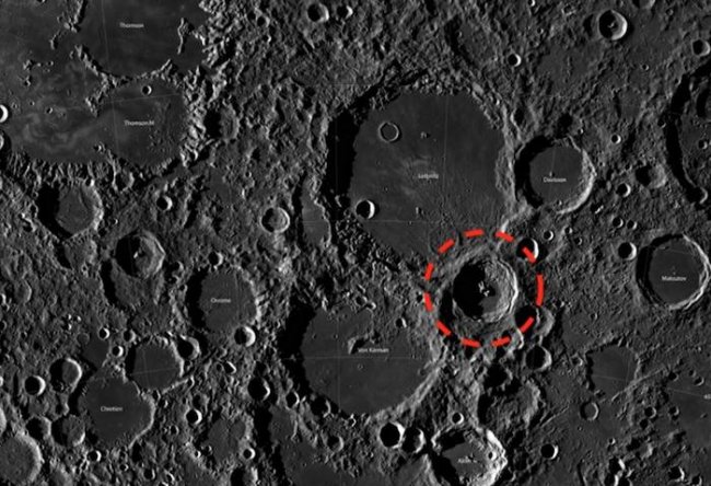 Странный объект в лунном кратере (3 фото) - «Луна»