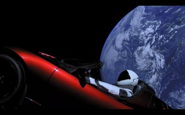 Первая машина в космосе: уже год на орбите летает красная Tesla (3 фото + видео) - «Тайны Космоса»
