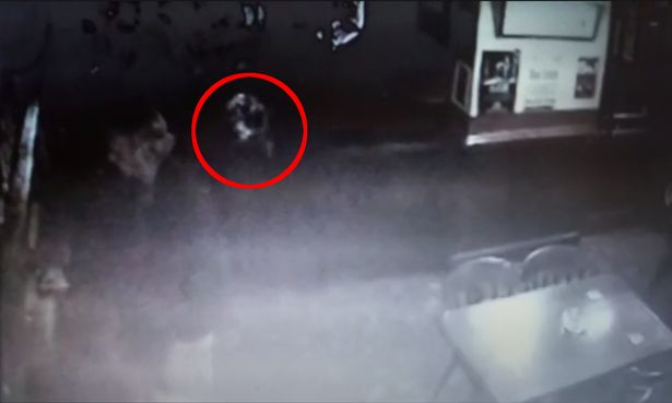 В пабе засняли пугающее существо, подкрадывающееся к посетителю (4 фото + видео) - «Призраки»