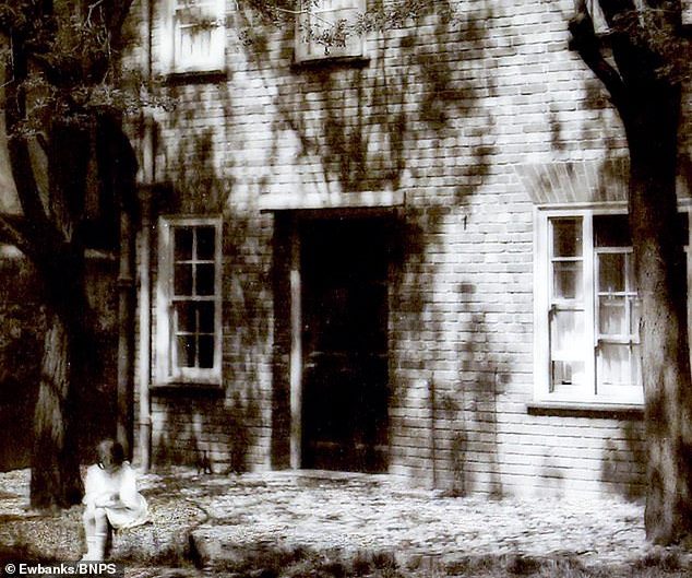 На фото 1920-х годов разглядели призрак солдата (2 фото) - «Призраки»