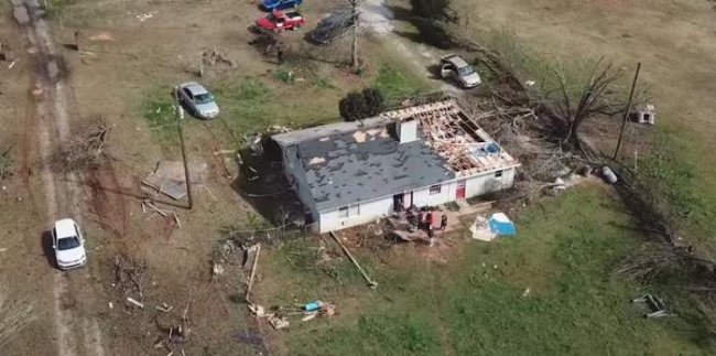 Разрушительный торнадо вырвал все деревья, но чудесным образом обошел дом (6 фото + видео) - «Катаклизмы»