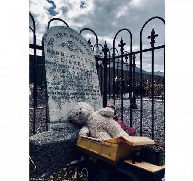 Загадка 134-летней могилы ребенка, которой кто-то до сих пор приносит игрушки (2 фото) - «Мистика»