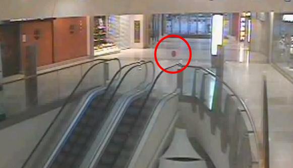 В торговом центре засняли невидимку с красным шариком (6 фото + видео) - «Призраки»
