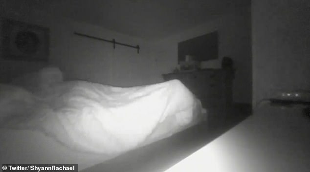 «?Оно сидит на моей постели»: Мужчина заснял в своей спальне паранормальное явление (3 фото) - «Призраки»