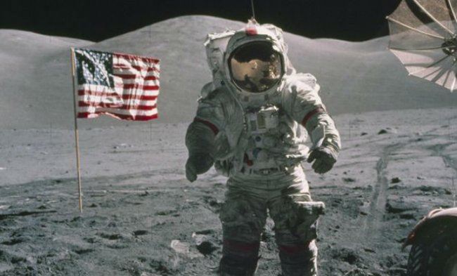 На шлеме астронавта с луны разглядели человека без скафандра (3 фото) - «Луна»