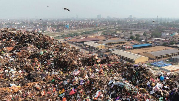 Чудовищная гора мусора в Индии скоро станет выше Тадж-Махала (5 фото) - «Гиблые зоны»