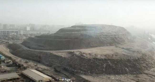 Чудовищная гора мусора в Индии скоро станет выше Тадж-Махала (5 фото) - «Гиблые зоны»