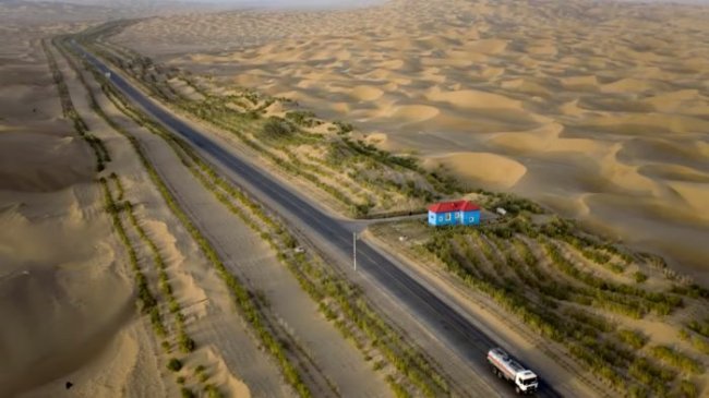 Дорога-оазис — для обслуживания самой технологичной автострады в безжизненной пустыне людям приходится жить на ее обочине (5 фото) - «Планета Земля»