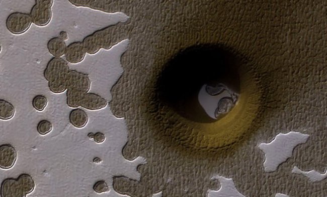 На поверхности Марса разглядели провал, ведущий вглубь планеты (3 фото) - «Тайны Космоса»
