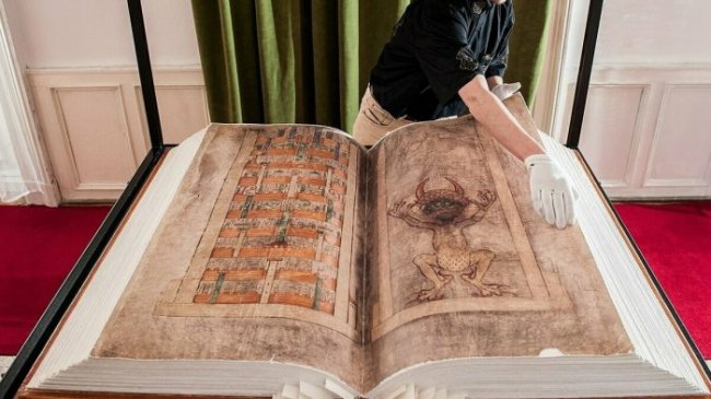 Библия дьявола: Секреты самой большой книги в мире (4 фото) - «Мистика»