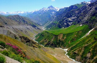 Вертолёт, летевший на помощь туристам из РФ, разбился в горах Таджикистана - «Новости туризма»